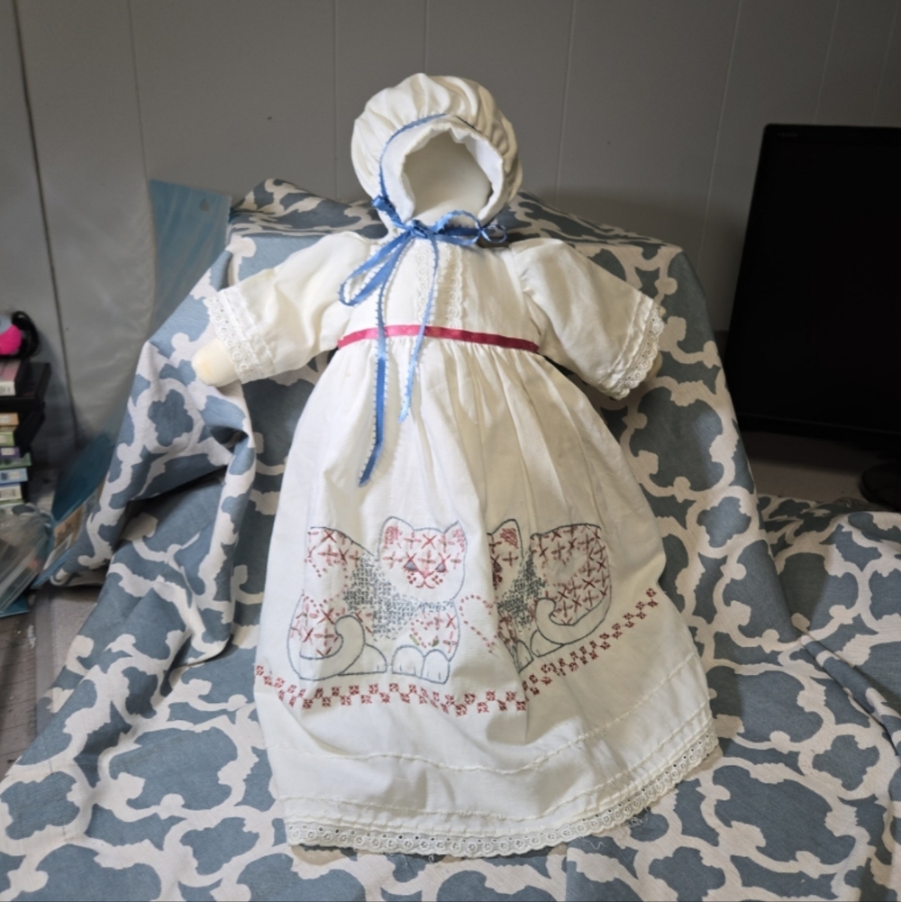 BEAUTIFUL HANDMADE AMISH DOLL W/ EMBROIDERED DRESS CATS